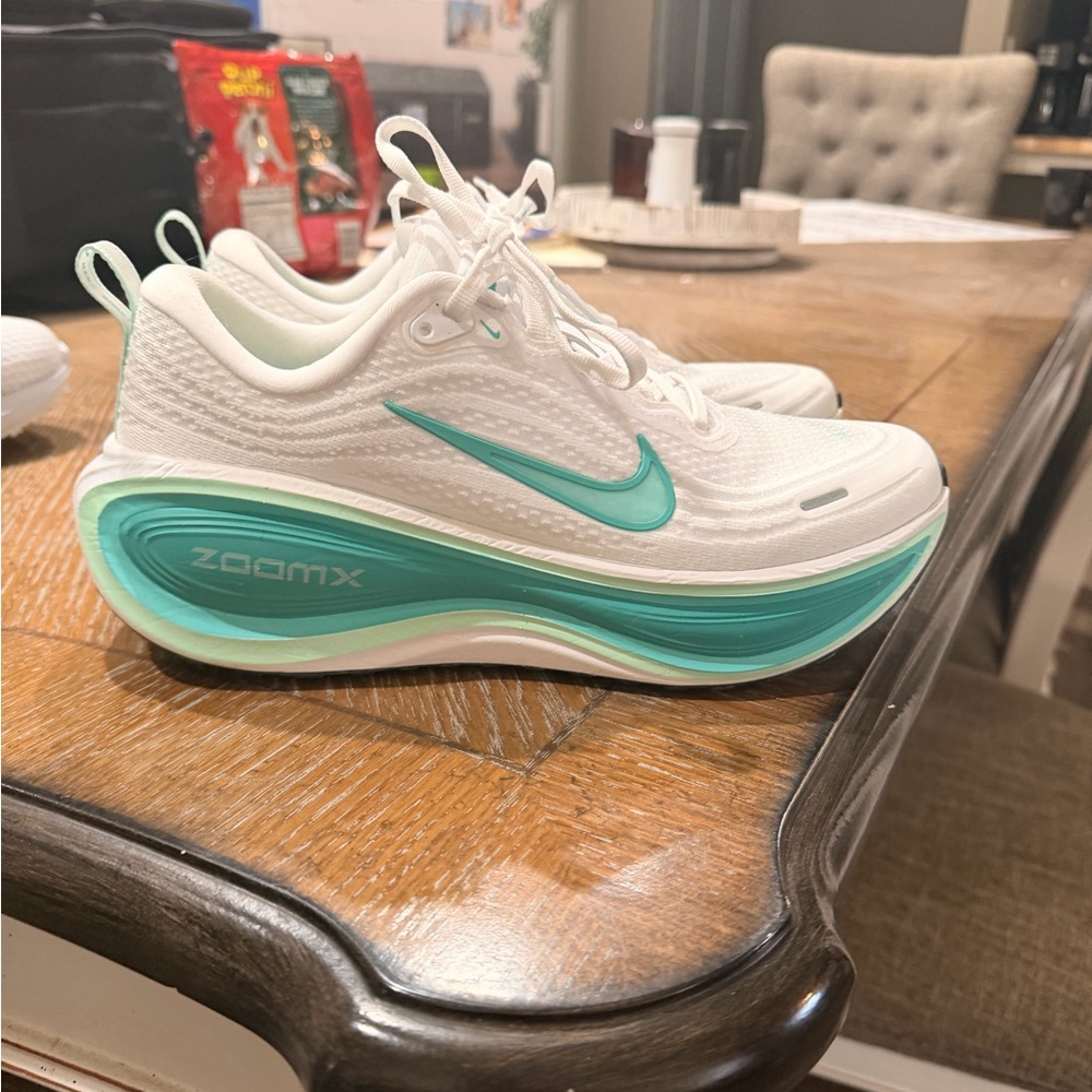 Nike Women's VOMERO PLUS running shoe